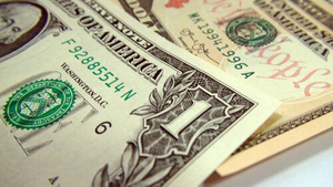 Курс доллара опустился ниже 78 рублей впервые с 11 апреля