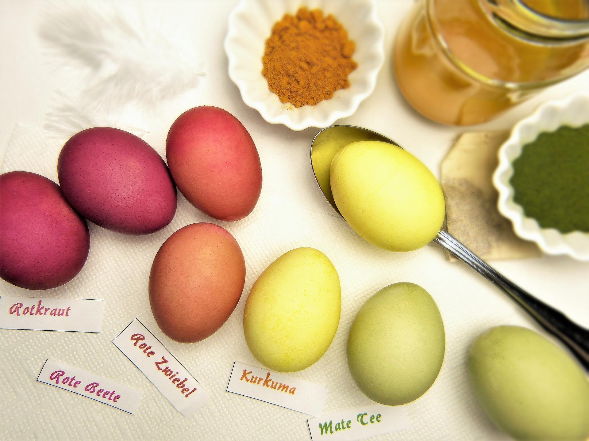 Белые варёные яйца, покрашенные куркумой, приобретают нежно-жёлтый оттенок. Чем больше куркумы вы насыпете в горячую воду, тем ярче будет цвет. Фото © Pixabay