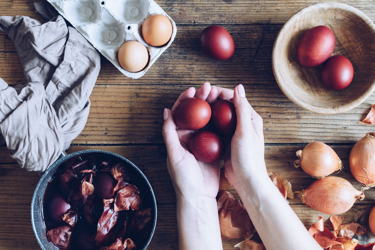 Как красить яйца в луковой шелухе? Кожуру нужно варить 40 минут, затем опустить в отвар яйца. Их держать в кастрюле 10–20 минут, после дать остыть. Для появления блеска можно натереть скорлупу маслом. Фото © Shutterstock