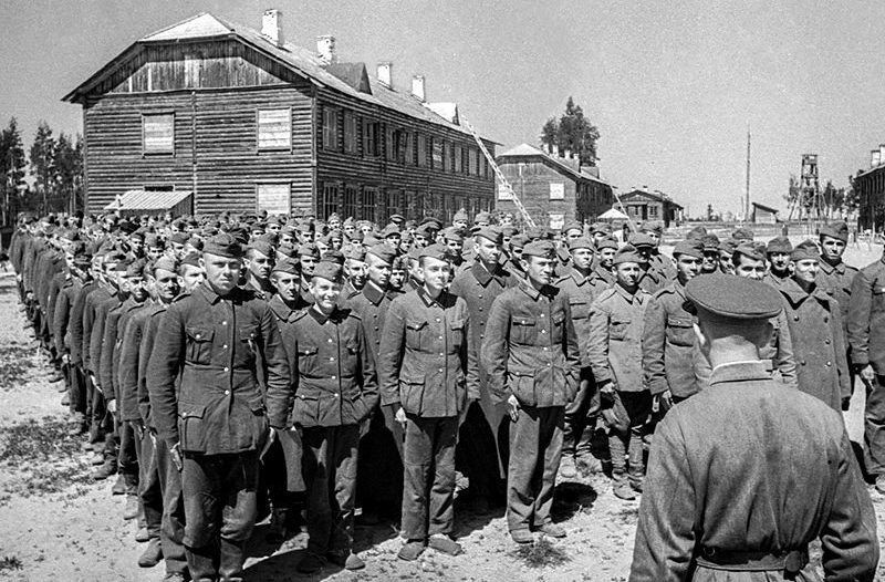 Немецкие и румынские военнопленные в лагере УПВИ НКВД. Фото © "Всё о Второй мировой"