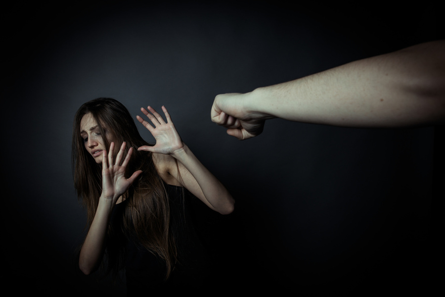 Не стоит прощать, если мужчина ударил женщину. Фото © Shutterstock