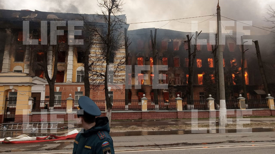 Пожар в ЦНИИ войск ВКО в Твери. Фото © LIFE