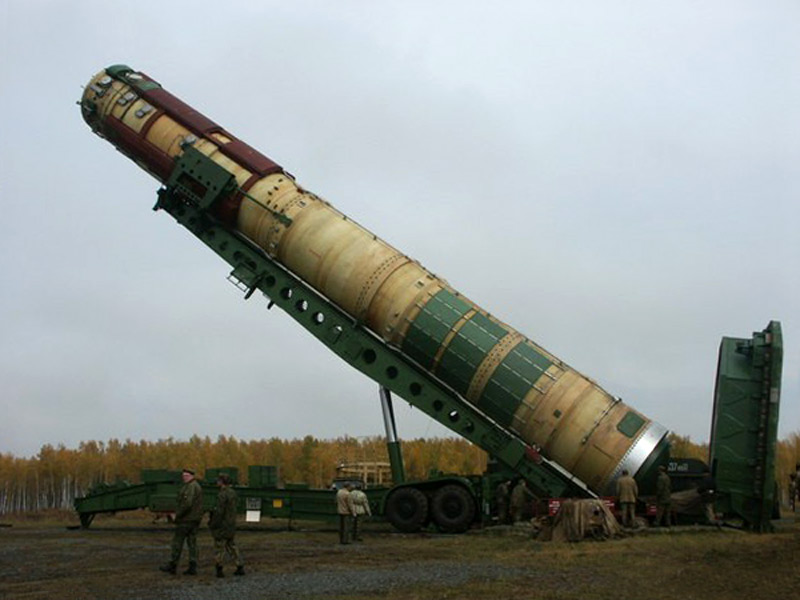 Установка ТПК с ракетой 15А18М / Р-36М2 "Воевода" в шахту ПУ. Фото © militaryrussia.ru