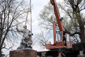 В украинском городе Черновцы демонтировали два советских памятника