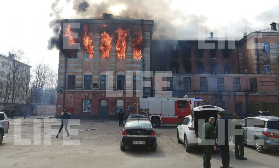 Пожар в здании ЦНИИ войск ВКО в Твери. Фото © LIFE
