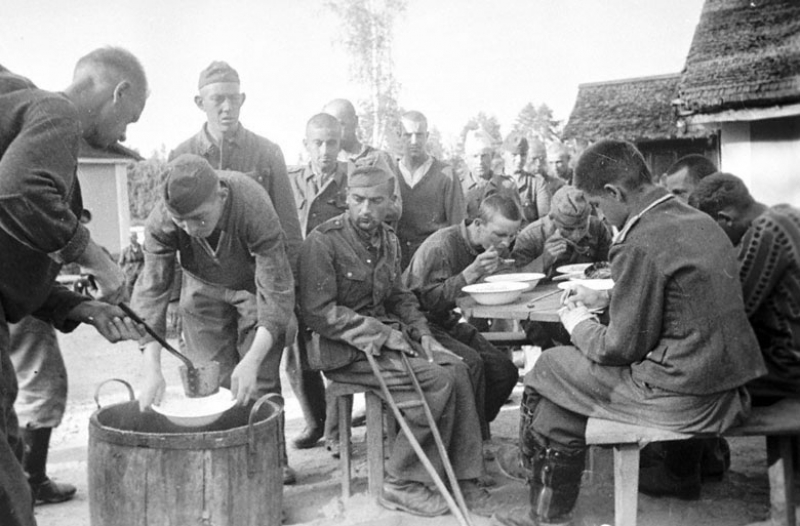 Раздача пищи пленным немцам в лагере военнопленных. Фото © "Всё о Второй мировой"