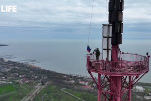 Флаг ДНР разместили на телевышке в освобождённом Мариуполе