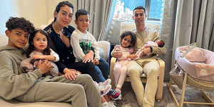 Роналду опубликовал первое семейное фото с новорождённой дочерью