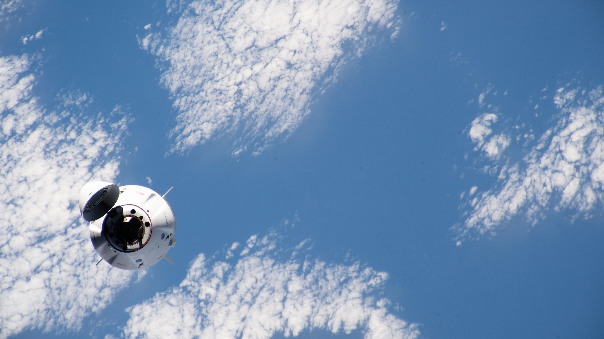 Crew Dragon Endeavour — космический корабль Crew Dragon, производимый и эксплуатируемый компанией SpaceX и используемый в рамках коммерческой программы НАСА. Фото © Flickr.com / NASA Johnson