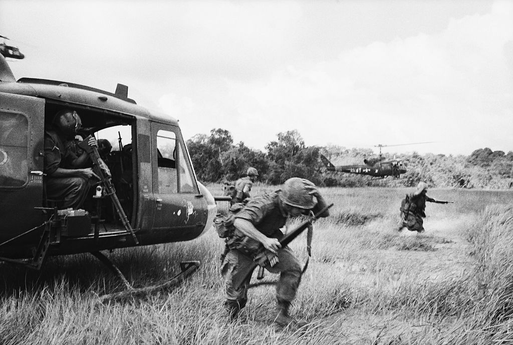  Южный Вьетнам: десантники 173-й воздушно-десантной дивизии США высаживаются из своих вертолётов. Фото © Getty Images