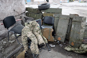 В заброшенном штабе "Азова" под Мариуполем нашли секретные методички Армии США