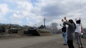 Наши в городе: Минобороны показало, как российских военных встречают в Харьковской области