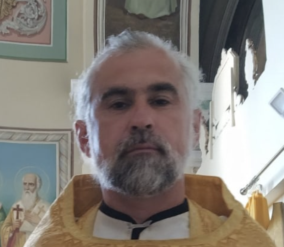 <p>В пасхальный день у человека в сердце будет радость. Наряду с молитвой, постом, который мы сейчас держим, должны быть конкретные дела по отношению к ближним. Это написано и в Библии, и в Ветхом Завете, и в Новом Завете, и святые отцы говорят. Но почему-то у нас это непопулярно. Мы про это не говорим, что главное — пост. Он важен, но ещё важны реальные добрые дела по отношению к ближним. И тогда на пасхальной ночной службе у человека будет не уныние и тяжесть — "Я устал, я сорок дней постился", — а будет радость, светлое настроение</p>