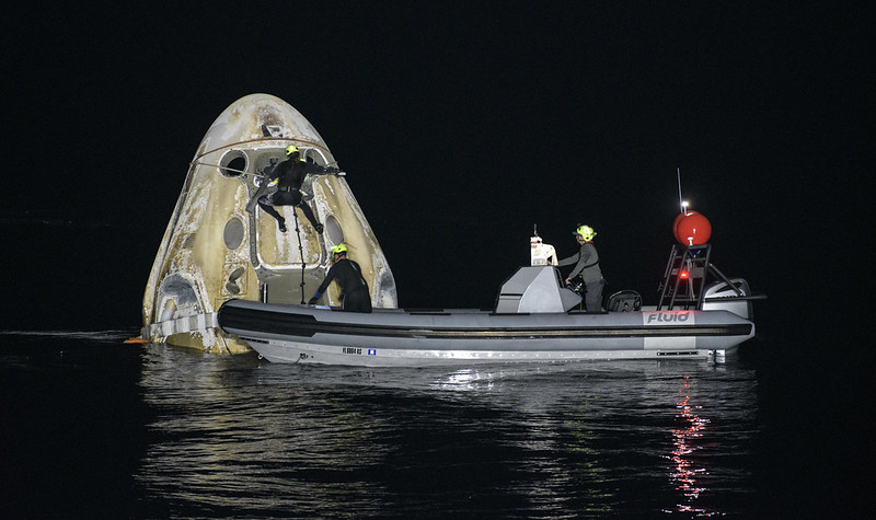 Группы поддержки работают с космическим кораблем SpaceX Crew Dragon Resilience вскоре после его приземления в Мексиканском заливе у побережья Панама-Сити, Флорида. Фото © Flickr / NASA HQ PHOTO