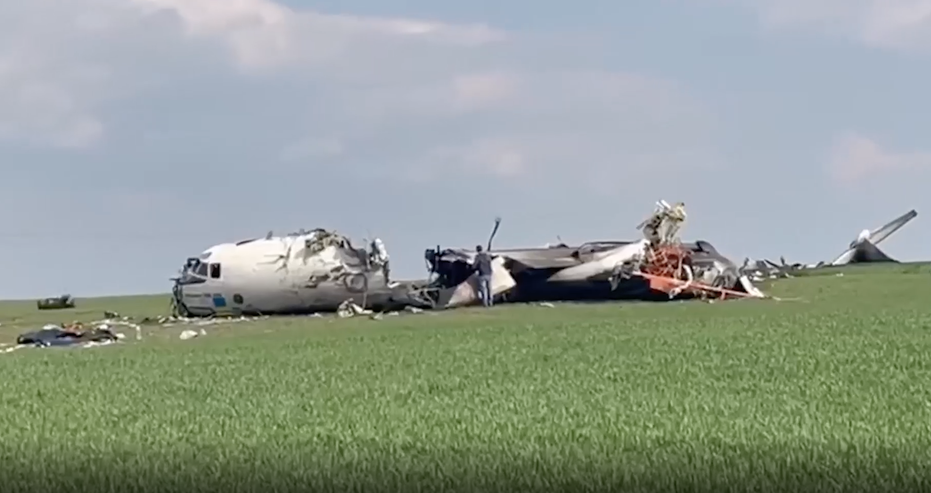 Разбился военный самолет. Катастрофа АН 26 В Украине. Транспортный самолет АН-26 сбит.