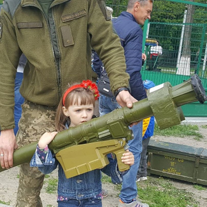 Маруся помогает выбрать будущую профессию маленькой девочке. Фото © Instagram (запрещён на территории Российской Федерации) / marusya_zvirobiy