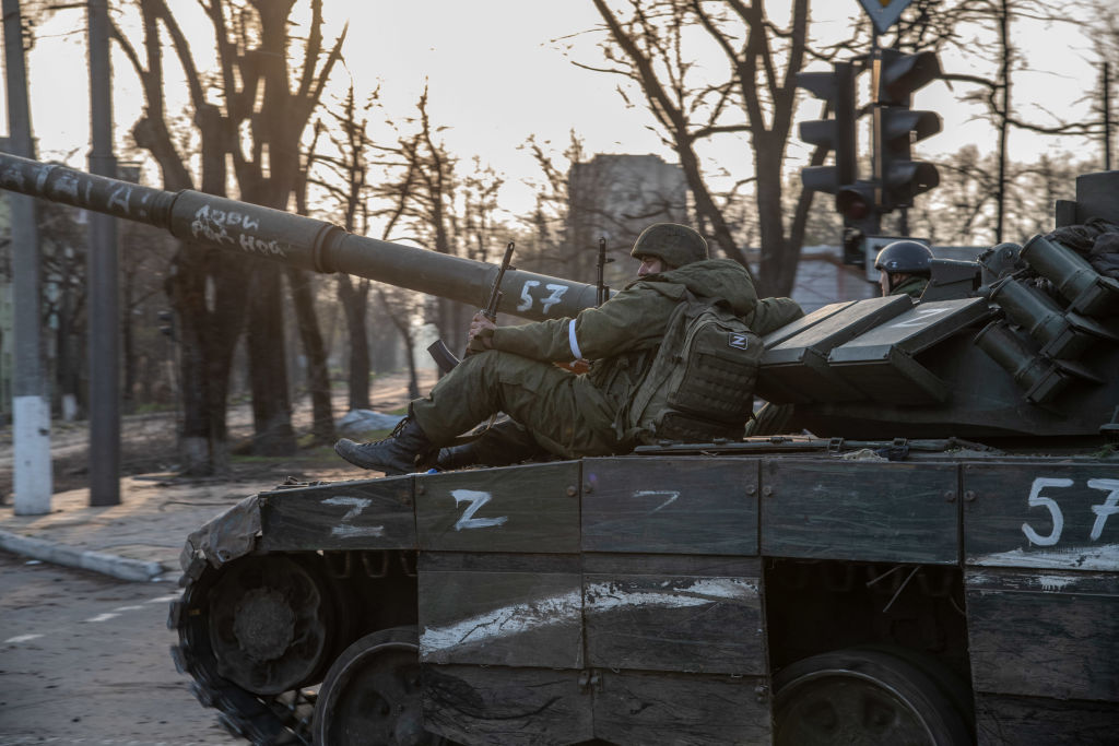 Российские солдаты сидят на танке Т-80. Фото © Getty Images / Alex Chan Tsz Yuk / SOPA Images / LightRocket