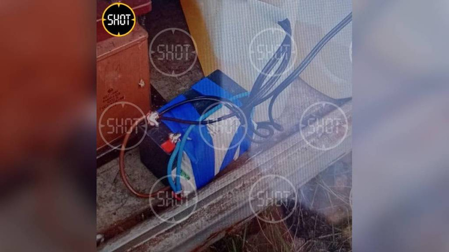 <p>СВУ, найденное на железной дороге в Брянской области. Фото © Telegram / <a href="https://t.me/shot_shot/38529" target="_blank" rel="noopener noreferrer">SHOT</a></p>
