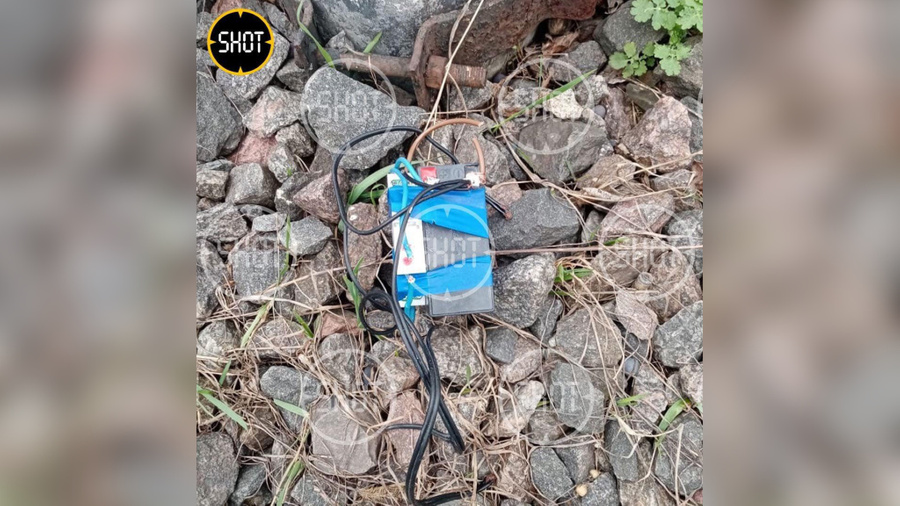 Найденное на железной дороге в Брянской области взрывное устройство. Фото © Telegram / SHOT