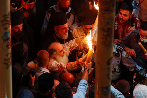 Верующим объяснили значение цветов свечей с Благодатным огнём из Иерусалима