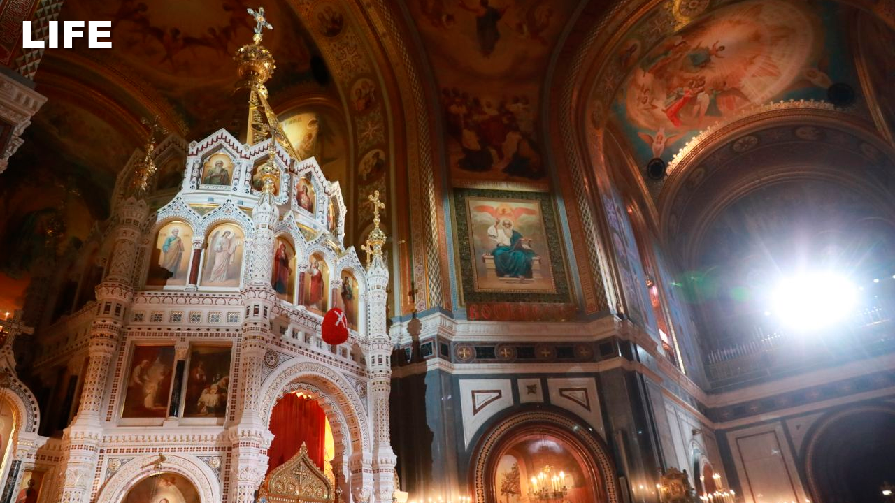 Фоторепортаж: В храме Христа Спасителя в Москве проходит пасхальное богослужение