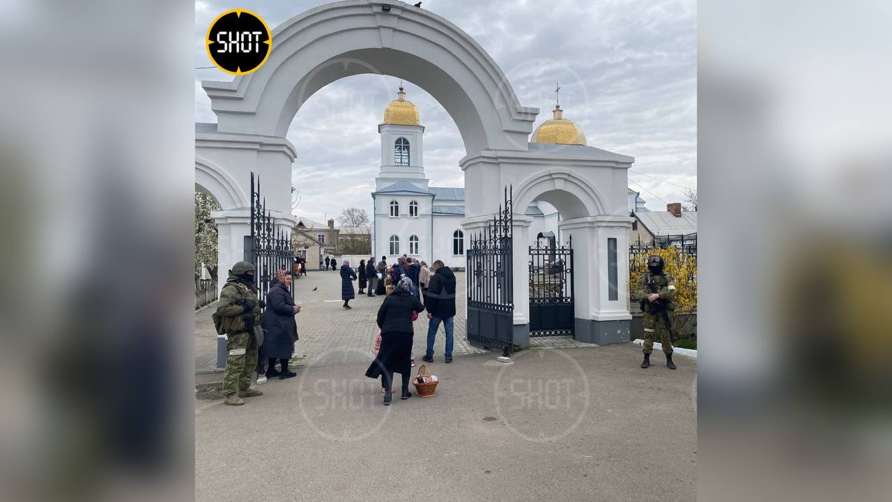 Российские войска охраняют храмы во время пасхальных богослужений в украинских городах. Фото © SHOT