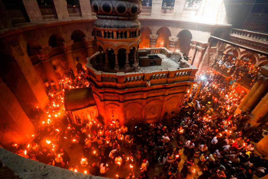Схождение Благодатного огня в храме Гроба Господня в Иерусалиме. © EPA / ATEF SAFADI