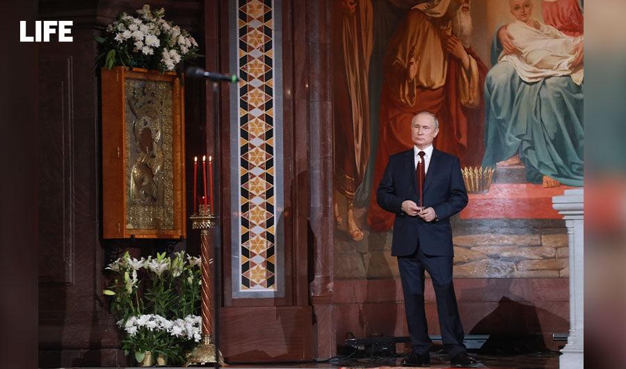 Владимир Путин — на праздничном богослужении в храме Христа Спасителя. Фото. © LIFE / Павел Баранов