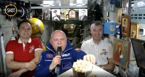 Космонавты показали патриарху Кириллу парящий в невесомости кулич