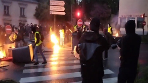 Фаеры, лозунги и слезоточивый газ: Во Франции не согласные с результатами выборов демонстранты устроили беспорядки