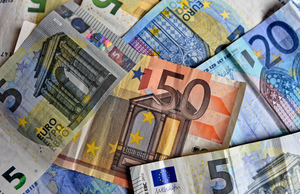 Евро упал до 77 рублей впервые с июня 2020 года