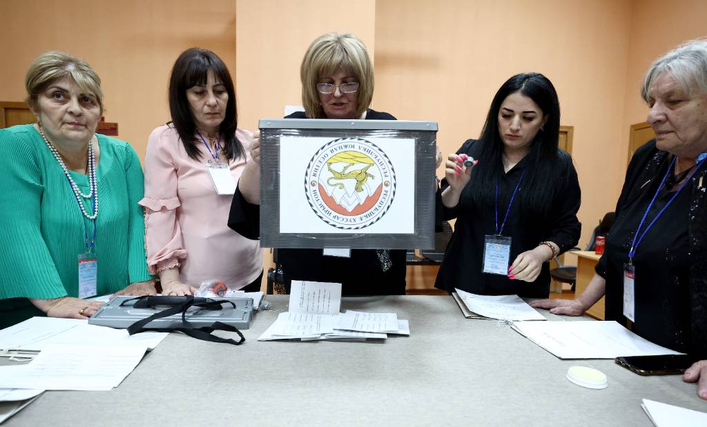 Второй тур выборов президента Южной Осетии пройдёт 8 мая