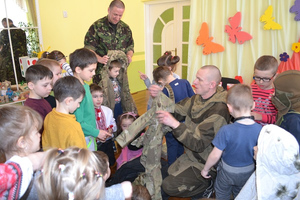 Сергей Скальд приобщает к украинскому нацизму детей. Фото © Osvita.cv.ua
