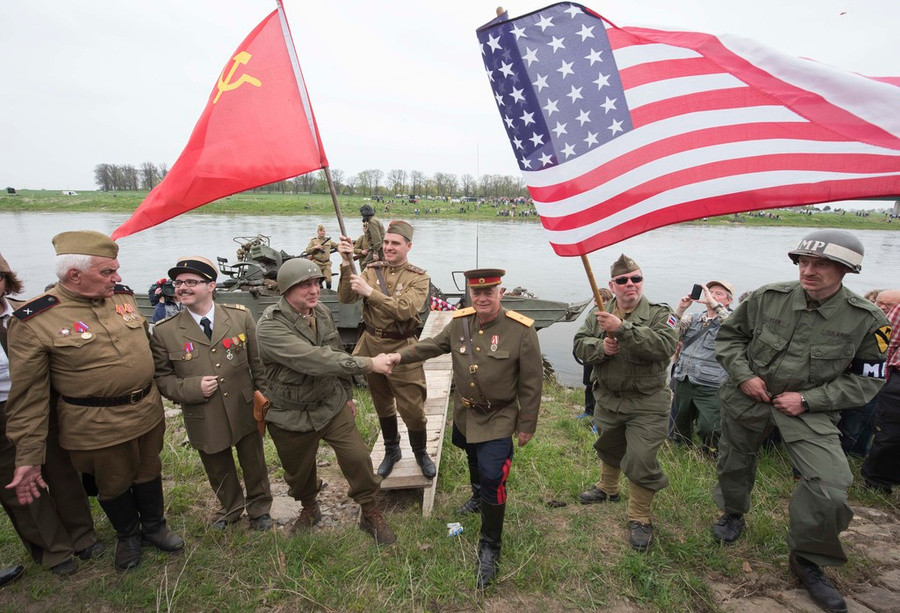 Реконструкция встречи солдат СССР и США на Эльбе в 2015 году. Обложка © ТАСС / AP Photo / Jens Meyer