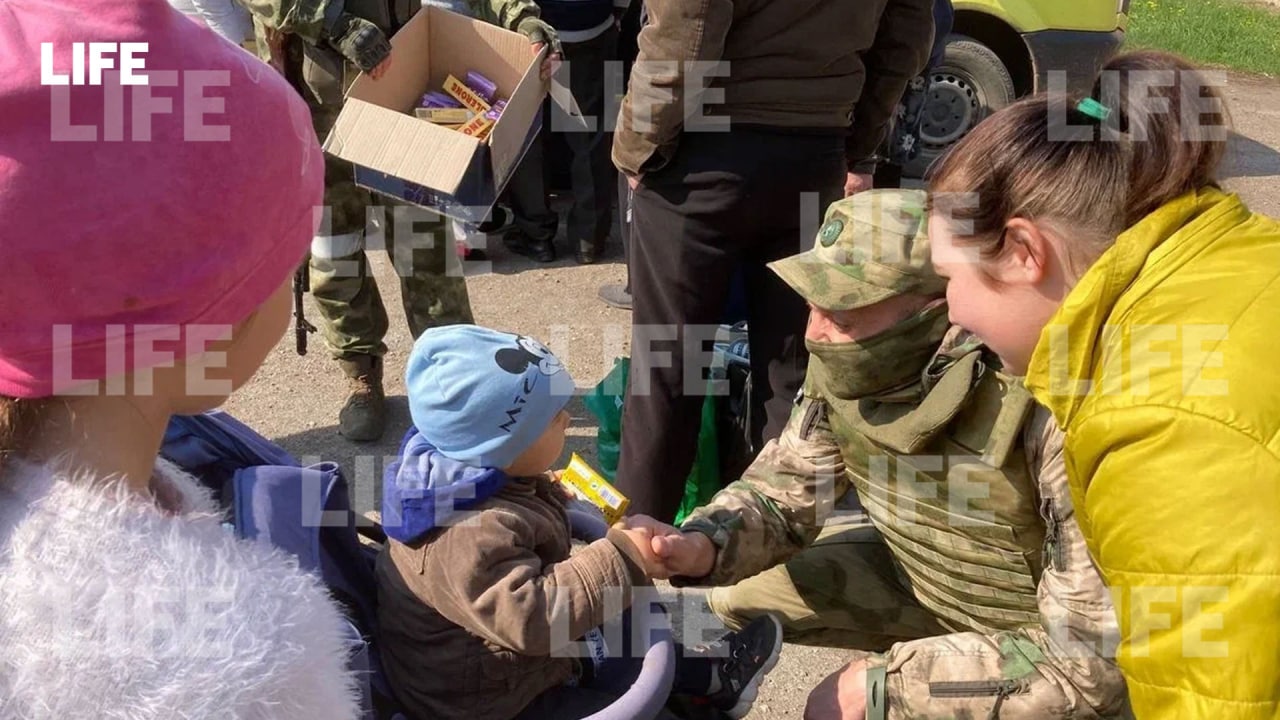 Военные РФ и волонтёры #МыВместе доставили лекарства жителям Херсонской области. Фото © LIFE
