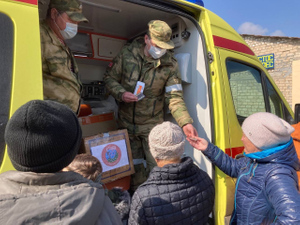 Военные РФ и волонтёры #МыВместе доставили лекарства жителям Херсонской области