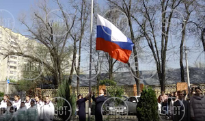 В школах России провели линейки с поднятием флага и исполнением гимна