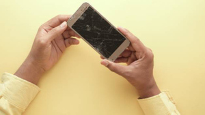 IT-эксперт Мокеев рассказал, что делать с разбитым смартфоном