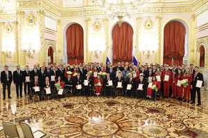 Российским паралимпийцам вручили государственные награды