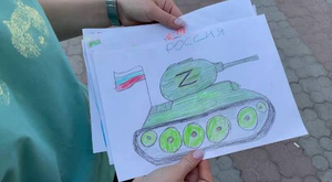 Российские дети передали солдатам в Донбассе рисунки в знак поддержки. Фото © Телеканал "360"