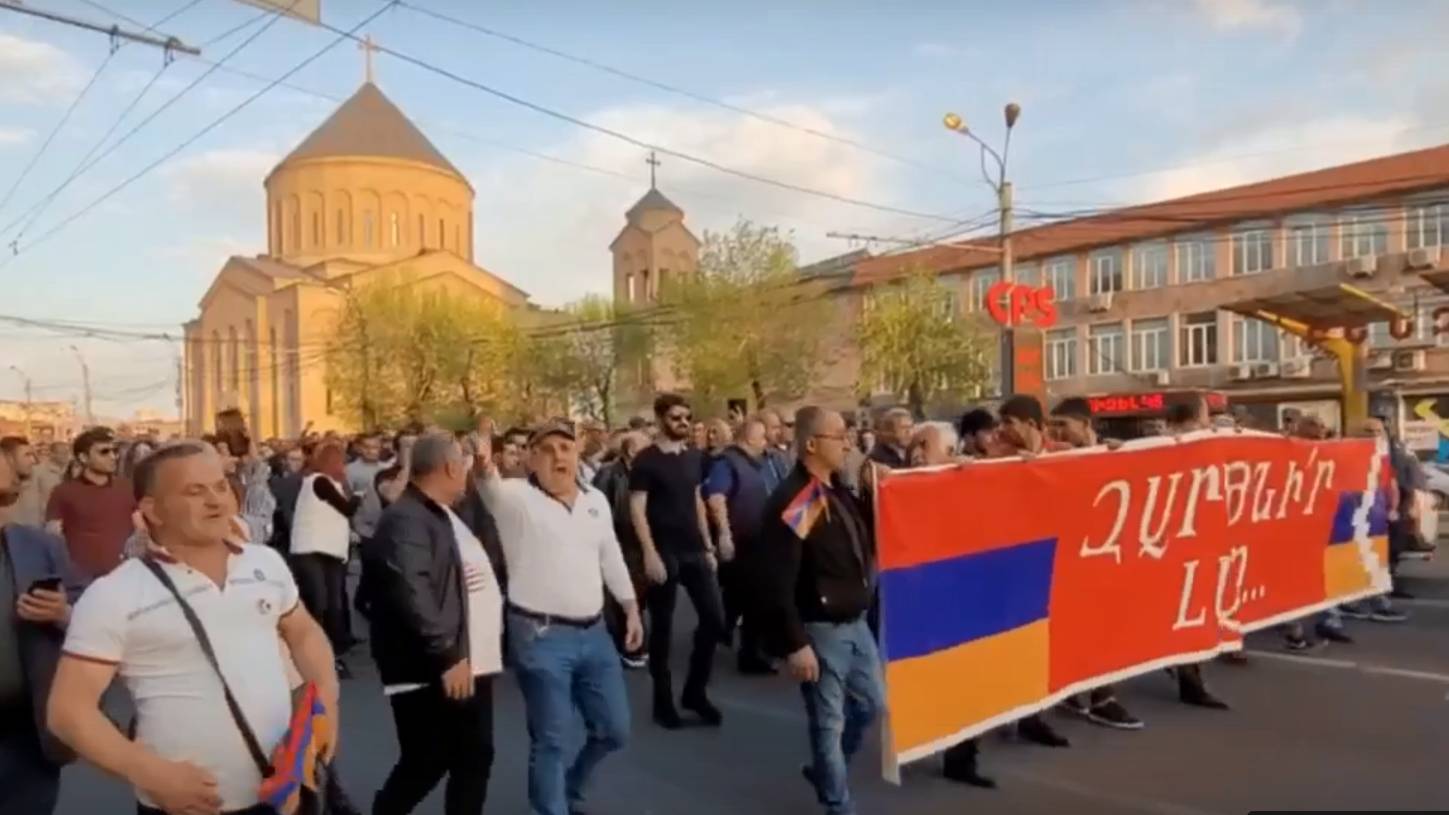 Протестующие в Ереване организовали массовое шествие и требуют отставки Пашиняна