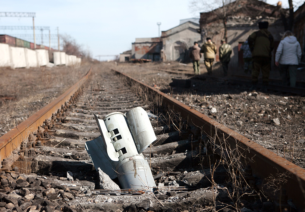 На территории локомотивного депо, пострадавшего в результате обстрелов. Дебальцево, Украина. Фото © ТАСС / Михаил Соколов