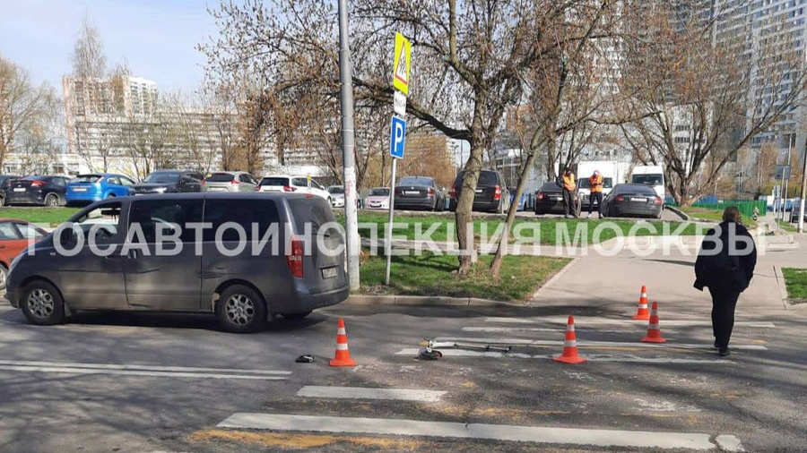 В Москве автомобиль сбил 11-летнего мальчика на самокате. Фото © Telegram / "Госавтоинспекция Москвы"