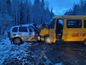 Последствия ДТП с участием микроавтобуса и легкового автомобиля под Иркутском. Фото © LIFE