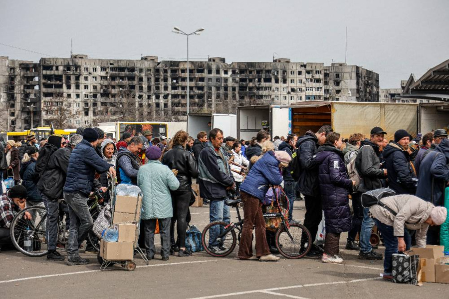 Мариуполь. Местные жители в очереди за гуманитарной помощью. Фото © ТАСС / АР / Alexei Alexandrov