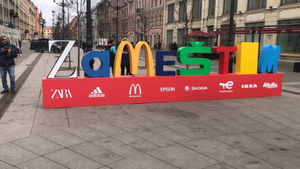 В Петербурге установили инсталляцию ZaMeSTIM с буквами из лого ушедших из РФ брендов