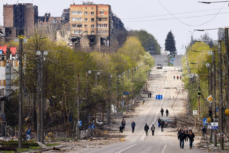 Люди на одной из улиц города, пострадавшего в результате обстрела. Фото © ТАСС / Ковалёв Пётр