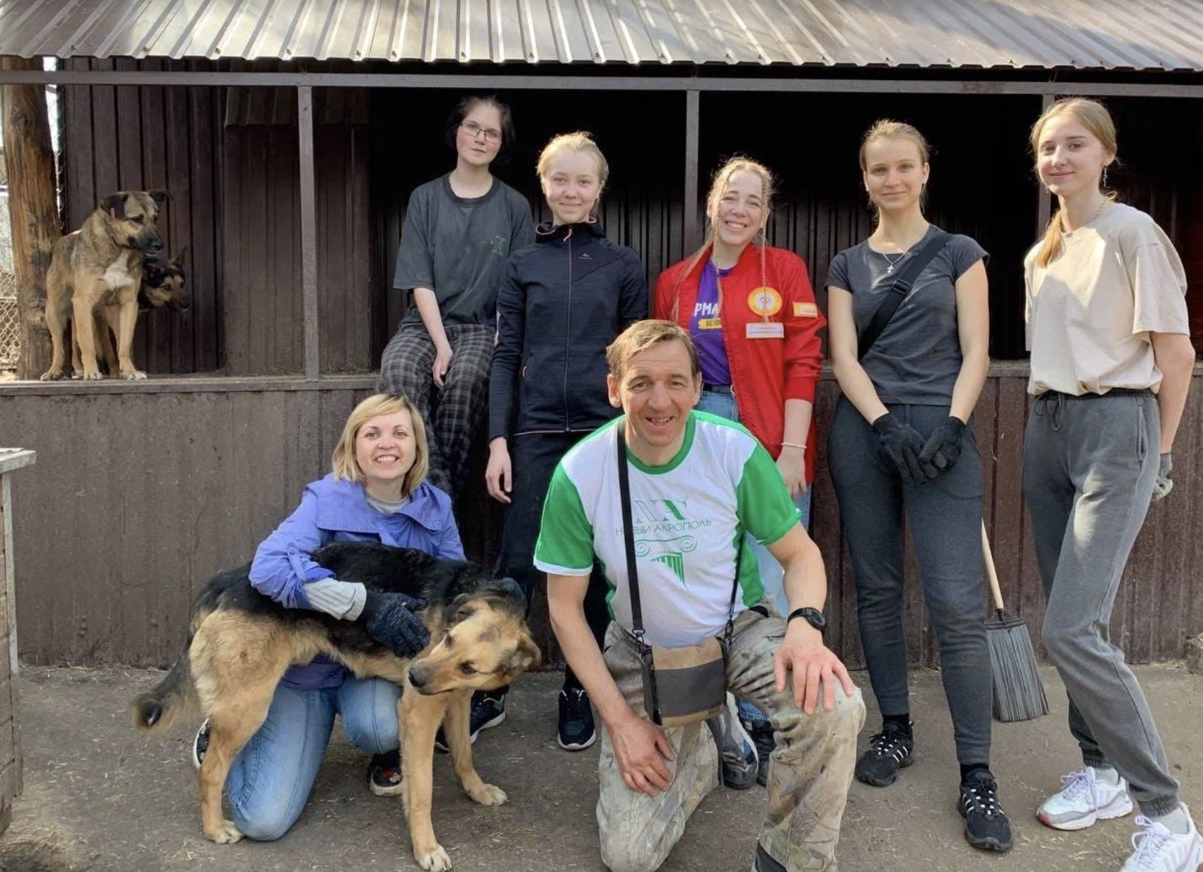Участники Фестиваля дарения #МЫВМЕСТЕ в приюте для животных в Нижнем Новгороде. Фото © Предоставлено LIFE