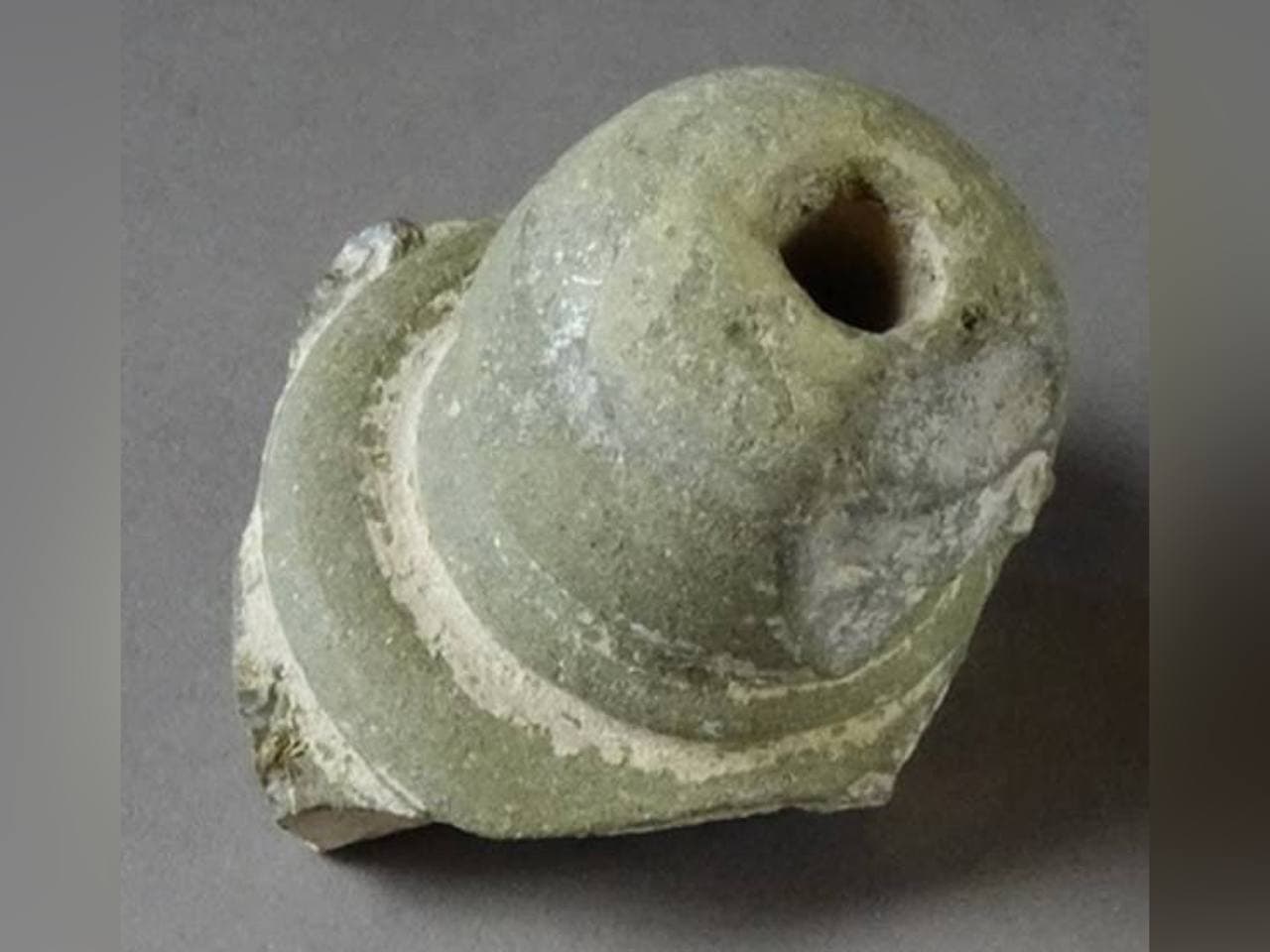 Осколок сосуда, который, предположительно, использовался в качестве гранаты во времена крестовых походов. Фото © PLOS One
