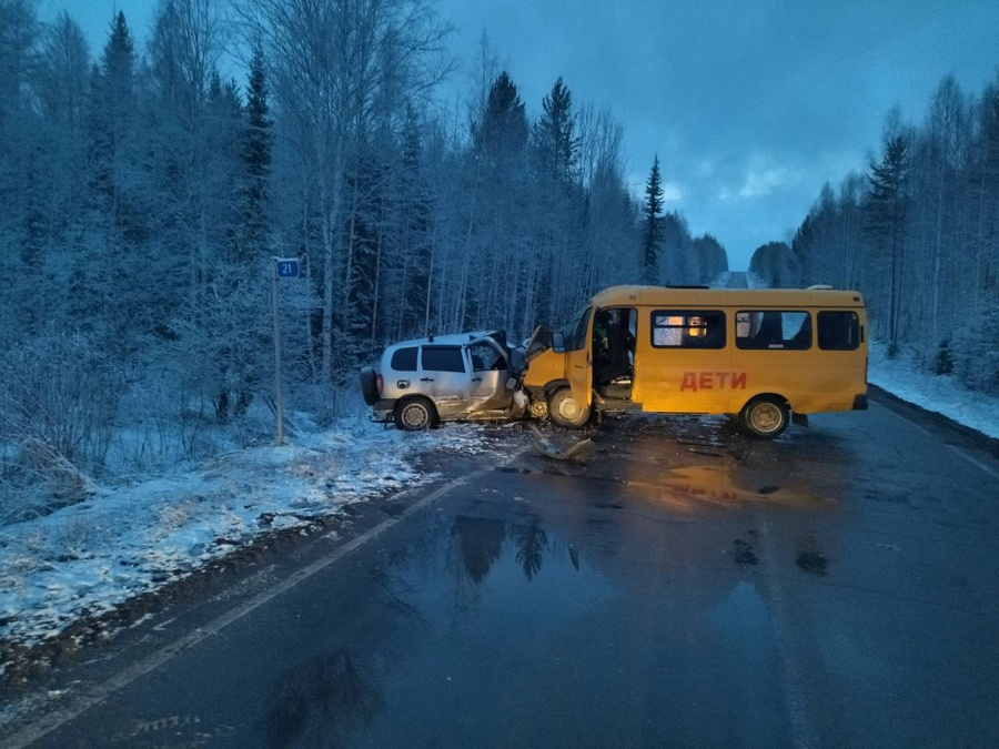 Последствия ДТП с участием микроавтобуса и легкового автомобиля под Иркутском. Фото © LIFE